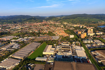 Vue aérienne de Vue de la ville depuis l'ouest au premier plan Langnesestraße avec l'usine Unilever Deutschland GmbH Heppenheim à Heppenheim dans le département Hesse, Allemagne