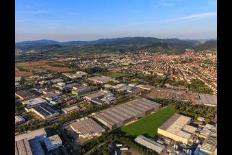 Vue aérienne de Zone industrielle de la Hunsrückstraße sur l'A5 avec METRO GASTRO Heppenheim et Henry Schein Dental Deutschland GmbH à Heppenheim dans le département Hesse, Allemagne