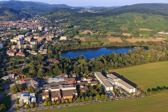 Vue aérienne de Bergstraße District Hospital GmbH devant le Bruchsee à Heppenheim dans le département Hesse, Allemagne