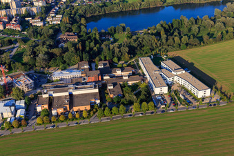 Vue aérienne de Bergstraße District Hospital GmbH devant le Bruchsee à Heppenheim dans le département Hesse, Allemagne