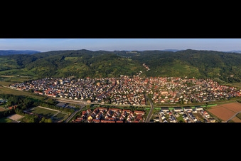 Vue aérienne de Panorama de la ville au bord de l'Odenwald depuis l'ouest à Laudenbach dans le département Bade-Wurtemberg, Allemagne