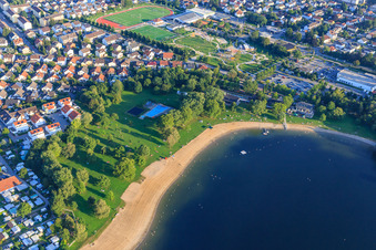 Vue aérienne de Plage de la piscine extérieure de Wiesensee à Hemsbach dans le département Bade-Wurtemberg, Allemagne