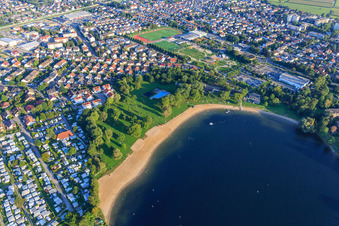 Vue aérienne de Plage de la piscine extérieure de Wiesensee à Hemsbach dans le département Bade-Wurtemberg, Allemagne