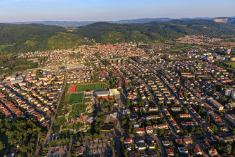 Vue aérienne de Vue de la ville au bord de l'Odenwald depuis l'ouest avec le terrain de sport de la communauté sportive Hemsbach 1912 eV à Hemsbach dans le département Bade-Wurtemberg, Allemagne