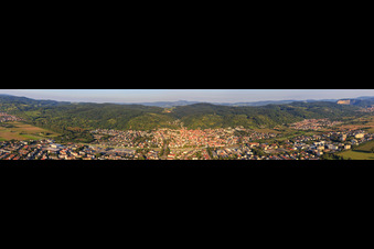 Vue aérienne de Panorama de la ville au bord de l'Odenwald depuis l'ouest à Hemsbach dans le département Bade-Wurtemberg, Allemagne