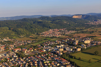 Vue aérienne de Vue de la ville au bord de l'Odenwald depuis l'ouest à Hemsbach dans le département Bade-Wurtemberg, Allemagne
