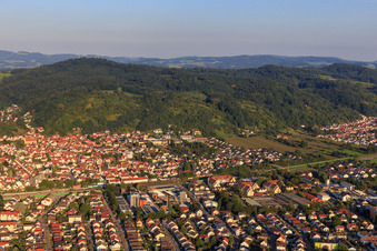 Vue aérienne de Vue de la ville au bord de l'Odenwald depuis l'ouest à Hemsbach dans le département Bade-Wurtemberg, Allemagne