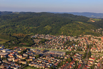Vue oblique de Vue de la ville au bord de l'Odenwald depuis l'ouest à Hemsbach dans le département Bade-Wurtemberg, Allemagne