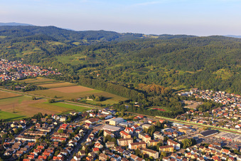 Vue de la ville au bord de l'Odenwald depuis l'ouest à Hemsbach dans le département Bade-Wurtemberg, Allemagne d'en haut