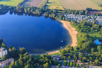 Vue aérienne de Plage de la piscine extérieure de Wiesensee vue du sud à Hemsbach dans le département Bade-Wurtemberg, Allemagne