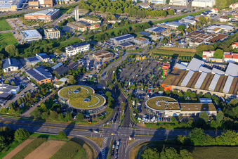 Vue aérienne de Parc industriel de Viernheimer avec Autowelt Ebert Weinheim et Auto Knapp GmbH - FordStore | AUTO KNAPP - Weinheim chez Globus Baumarkt Weinheim à Weinheim dans le département Bade-Wurtemberg, Allemagne