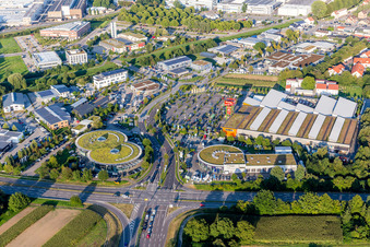 Vue aérienne de Bâtiment de concession automobile en forme de huit avec toit vert de la concession automobile Autohaus Ebert GmbH & Co. KG et Auto Knapp GmbH et Globus Baumarkt Weinheim à Weinheim dans le département Bade-Wurtemberg, Allemagne