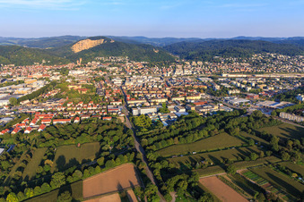 Vue aérienne de Wormser Straße depuis l'ouest avec Hans-Freudenberg-Schule à Weinheim dans le département Bade-Wurtemberg, Allemagne