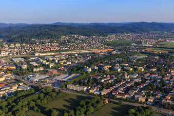 Vue aérienne de Vue de la ville au bord de l'Odenwald depuis le nord-ouest avec la Mannheime Straße et le REWE Center Markus Mauz à Weinheim dans le département Bade-Wurtemberg, Allemagne