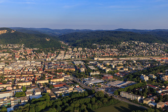 Vue aérienne de Vue de la ville au bord de l'Odenwald depuis le nord-ouest avec Mannheime Straße, REWE Center Markus Mauz et Mercedes-Benz Service Weinheim, concessionnaire automobile ŠKODA Weinheim - Autowelt Ebert à Weinheim dans le département Bade-Wurtemberg, Allemagne