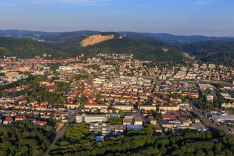 Vue aérienne de Vue de la ville au bord de l'Odenwald depuis l'ouest avec la Wormser Straße et l'école Hans-Freudenberg à Weinheim dans le département Bade-Wurtemberg, Allemagne