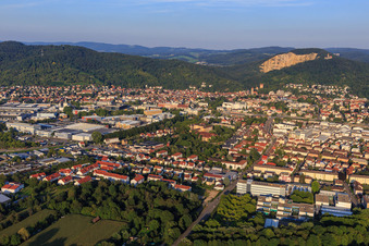 Vue aérienne de Vue de la ville au bord de l'Odenwald depuis l'ouest avec la Wormser Straße et l'école Hans-Freudenberg à Weinheim dans le département Bade-Wurtemberg, Allemagne