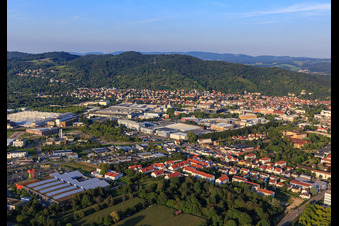 Vue aérienne de Vue de la ville au bord de l'Odenwald depuis le sud-ouest avec Freudenberg Sealing Technologies à Weinheim dans le département Bade-Wurtemberg, Allemagne