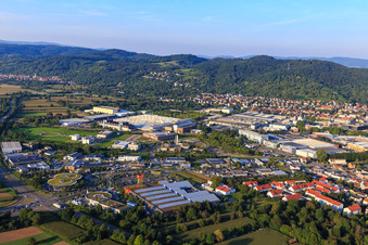 Vue aérienne de Vue de la ville au bord de l'Odenwald depuis le sud-ouest avec Freudenberg Performance Materials à Weinheim dans le département Bade-Wurtemberg, Allemagne