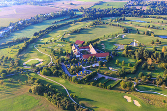 Vue aérienne de Boutique de golf Gut Neuzenhof, restaurant Gut Neuzenhof et spa de jour Anke Bader au club de golf - Terrain de golf Heddesheim Gut Neuzenhof à Heddesheim dans le département Bade-Wurtemberg, Allemagne