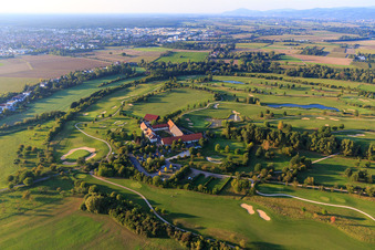 Vue aérienne de Boutique de golf Gut Neuzenhof, restaurant Gut Neuzenhof et spa de jour Anke Bader au club de golf - Terrain de golf Heddesheim Gut Neuzenhof à Heddesheim dans le département Bade-Wurtemberg, Allemagne