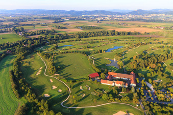 Vue oblique de Boutique de golf Gut Neuzenhof, restaurant Gut Neuzenhof et spa de jour Anke Bader au club de golf - Terrain de golf Heddesheim Gut Neuzenhof à Heddesheim dans le département Bade-Wurtemberg, Allemagne