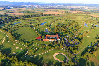 Boutique de golf Gut Neuzenhof, restaurant Gut Neuzenhof et spa de jour Anke Bader au club de golf - Terrain de golf Heddesheim Gut Neuzenhof à Heddesheim dans le département Bade-Wurtemberg, Allemagne d'en haut