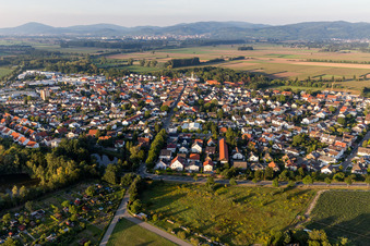 Vue aérienne de Du sud-ouest à le quartier Hüttenfeld in Lampertheim dans le département Hesse, Allemagne
