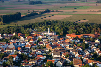 Vue aérienne de Château de Rennhof avec gymnase lituanien privé à le quartier Hüttenfeld in Lampertheim dans le département Hesse, Allemagne