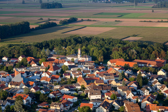 Vue aérienne de Château de Rennhof avec gymnase lituanien privé à le quartier Hüttenfeld in Lampertheim dans le département Hesse, Allemagne