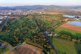 Photographie aérienne de La ligne de chemin de fer traverse le terrain de golf du Golf-Club Bensheim eV à Bensheim dans le département Hesse, Allemagne