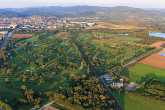 Vue oblique de La ligne de chemin de fer traverse le terrain de golf du Golf-Club Bensheim eV à Bensheim dans le département Hesse, Allemagne