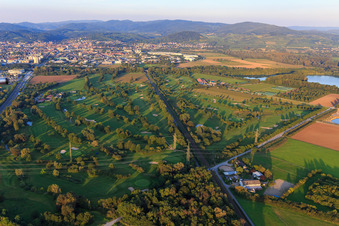 La ligne de chemin de fer traverse le terrain de golf du Golf-Club Bensheim eV à Bensheim dans le département Hesse, Allemagne d'en haut