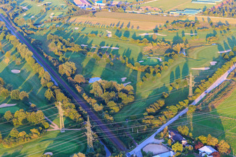 La ligne de chemin de fer traverse le terrain de golf du Golf-Club Bensheim eV à Bensheim dans le département Hesse, Allemagne hors des airs