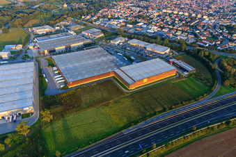 Vue aérienne de Centre de distribution Alnatura avec façade en bois à Lorsch dans le département Hesse, Allemagne