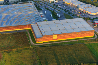 Photographie aérienne de Centre de distribution Alnatura avec façade en bois à Lorsch dans le département Hesse, Allemagne