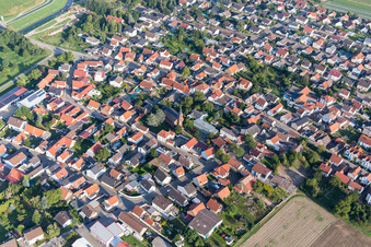 Vue aérienne de Vue sur le village à le quartier Wattenheim in Biblis dans le département Hesse, Allemagne