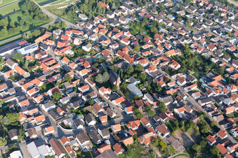 Vue aérienne de Église Saint-Christophe à le quartier Wattenheim in Biblis dans le département Hesse, Allemagne
