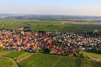 Vue aérienne de Vue du village entre les vignes depuis le nord à Bechtheim dans le département Rhénanie-Palatinat, Allemagne