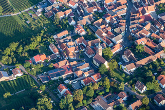 Vue aérienne de Bâtiment d'église au centre du village à le quartier Nußdorf in Landau in der Pfalz dans le département Rhénanie-Palatinat, Allemagne