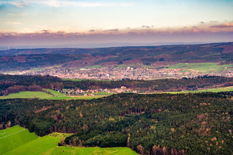 Vue aérienne de Vue de la ville d'Odenwald depuis l'ouest à Erbach dans le département Hesse, Allemagne
