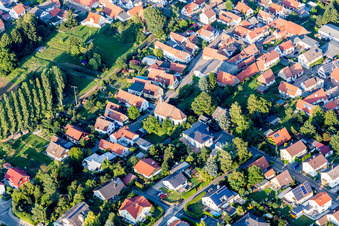 Vue aérienne de Bâtiment d'église au centre du village à Knöringen dans le département Rhénanie-Palatinat, Allemagne