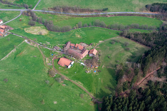 Vue aérienne de Ferme sur le ruisseau Mossaubach à le quartier Unter-Mossau in Mossautal dans le département Hesse, Allemagne