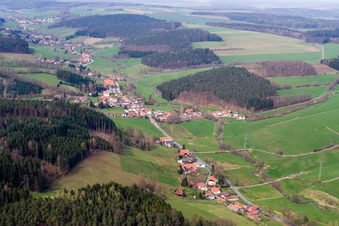 Vue aérienne de Route locale venant du sud-ouest à le quartier Unter-Mossau in Mossautal dans le département Hesse, Allemagne