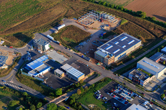 Vue aérienne de Zone industrielle Carl-Bosch-Straße avec chantier de construction du nouveau bâtiment de Caratec GmbH à le quartier Queichheim in Landau in der Pfalz dans le département Rhénanie-Palatinat, Allemagne