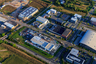 Vue aérienne de Zone commerciale Otto-Hahn-Straße avec Fischer Kraftfahrzeuge GmbH & Auto Fischer GmbH, centres de formation BAK / Meisterwerk Gesundheit GmbH et Hammer-Services à le quartier Queichheim in Landau in der Pfalz dans le département Rhénanie-Palatinat, Allemagne