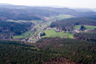 Vue aérienne de B460 à le quartier Hiltersklingen in Mossautal dans le département Hesse, Allemagne