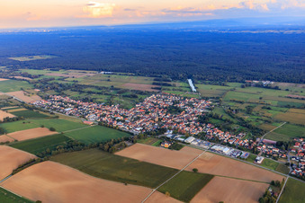 Vue aérienne de Vue de la ville avec fossé antichar depuis le nord-ouest à Steinfeld dans le département Rhénanie-Palatinat, Allemagne