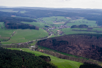 Vue aérienne de Vallée de Mossaubach à le quartier Hüttenthal in Mossautal dans le département Hesse, Allemagne