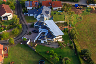 Vue aérienne de Villa moderne dans la Schweppenhäuserstraße à Oberotterbach dans le département Rhénanie-Palatinat, Allemagne